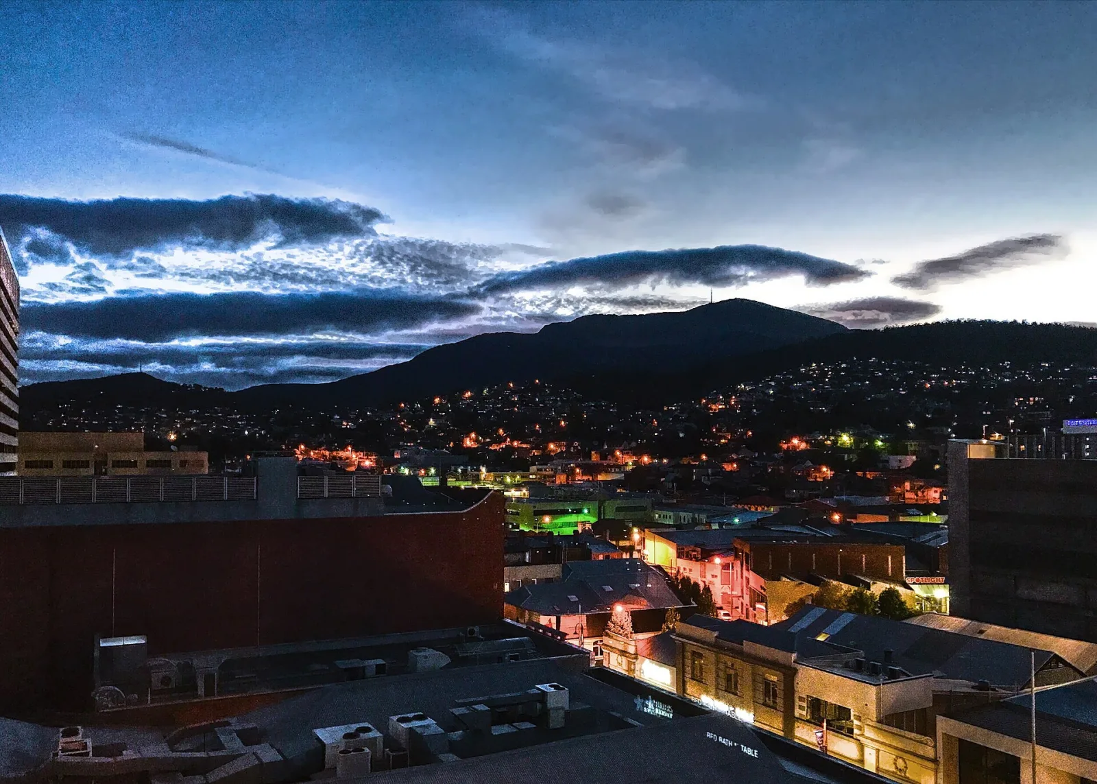 Hobart dusk over to kunanyi