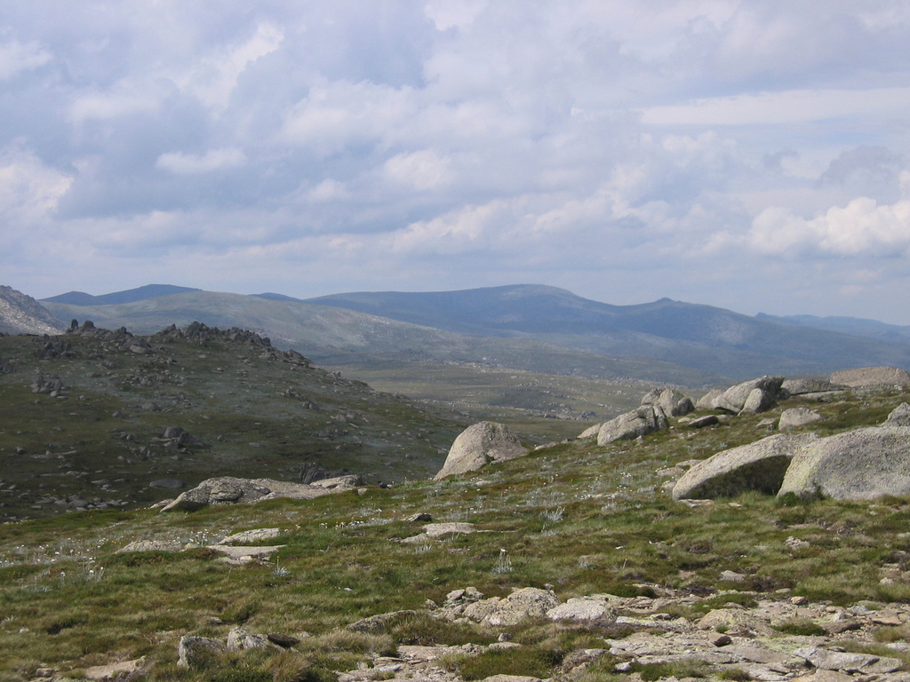 Looking from Kosciuszko Lookout along the top of the Snowy Mountains.