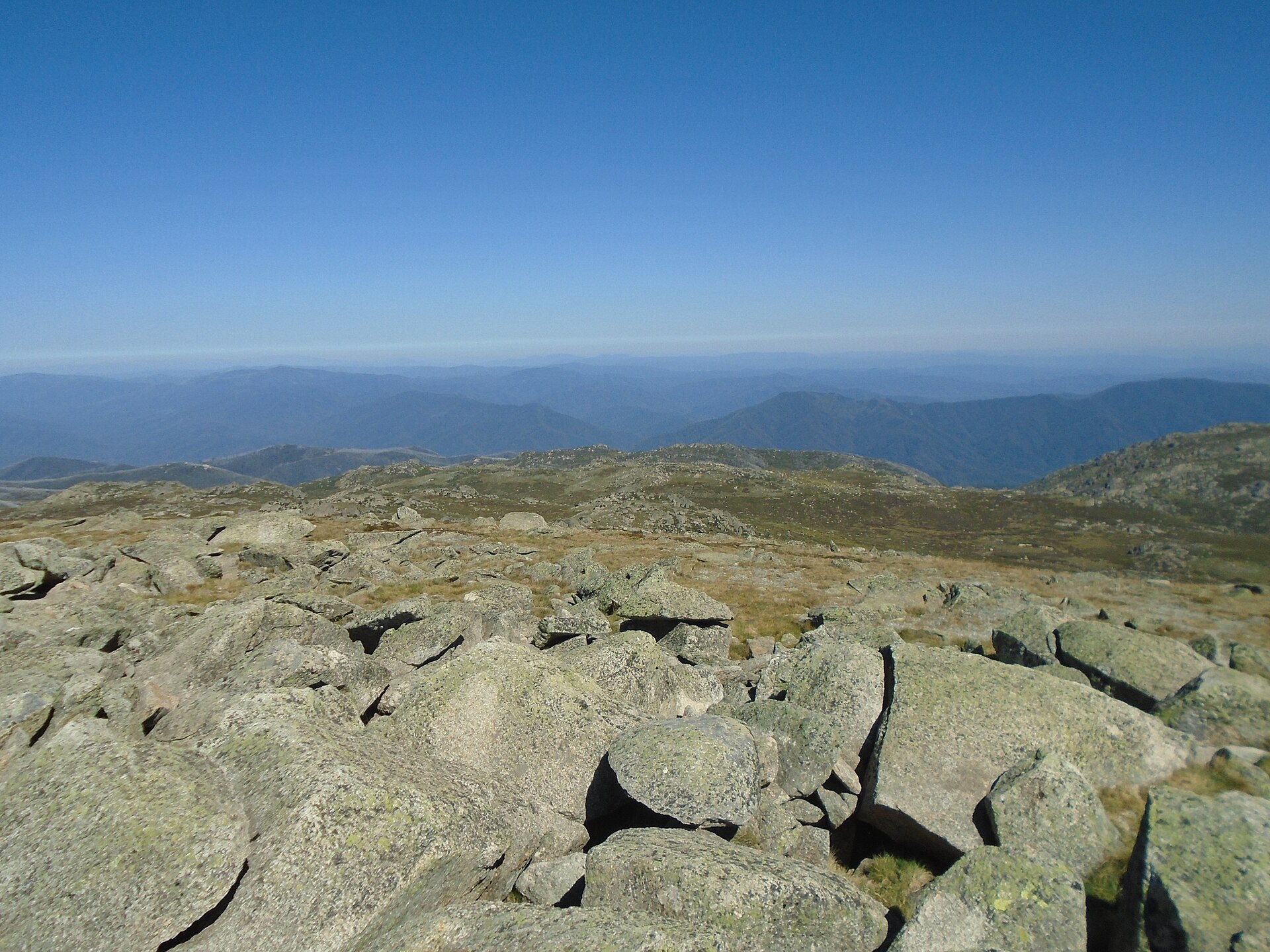 Sněžné hory z vrcholu hory Mount Kosciuszko (2 228 m)