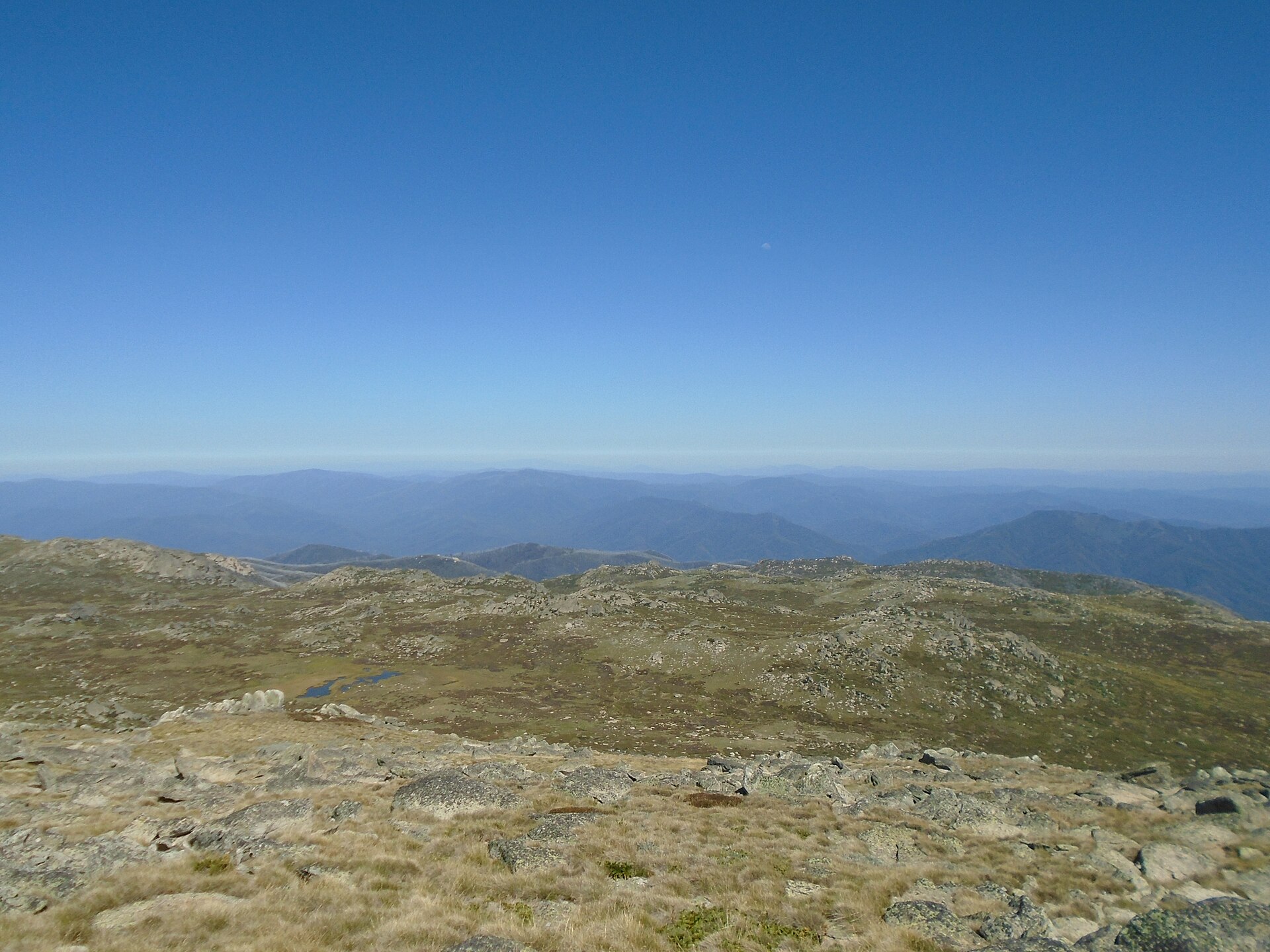 Sněžné hory z turistické trasy Mount Kosciuszko Track